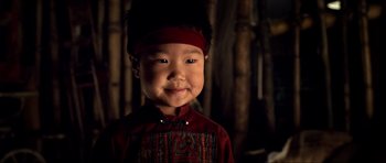 Movie still from “Tropic Thunder” (2008), directed by Ben Stiller – A little boy wearing a red shirt and a red hat; Close Up shot, Over the shoulder angle