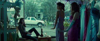 Movie still from “Twilight” (2008), directed by Catherine Hardwicke – Two women are standing in front of a store window; Wide shot, Over the shoulder angle