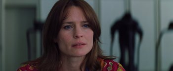 Movie still from “Unbreakable” (2000), directed by M. Night Shyamalan – A person with long brown hair; Close Up shot, Over the shoulder angle