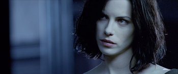 Movie still from “Underworld” (2003), directed by Len Wiseman – A person wearing a white shirt; Close Up shot, Low angle
