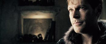 Movie still from “Underworld: Evolution” (2006), directed by Len Wiseman – A person wearing a jacket with a fur collar; Close Up shot, Over the shoulder angle