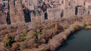 Movie still from “Vanilla Sky” (2001), directed by Cameron Crowe – An aerial view of a city with trees in the foreground; Extreme Wide shot, High angle
