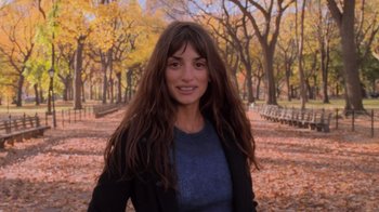 Movie still from “Vanilla Sky” (2001), directed by Cameron Crowe – A woman standing in a park near a bench; Close Up shot, Over the shoulder angle