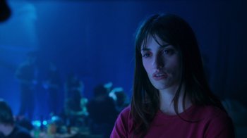 Movie still from “Vanilla Sky” (2001), directed by Cameron Crowe – A woman with long dark brown hair wearing a pink shirt; Close Up shot, Over the shoulder angle