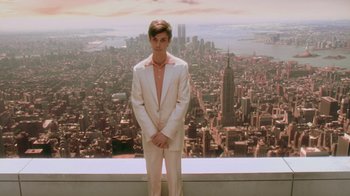 Movie still from “Vanilla Sky” (2001), directed by Cameron Crowe – A man in a white suit standing in front of a city; Wide shot, High angle