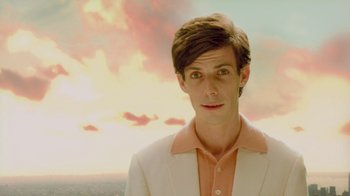 Movie still from “Vanilla Sky” (2001), directed by Cameron Crowe – A man in a white jacket and a pink shirt; Close Up shot, Low angle