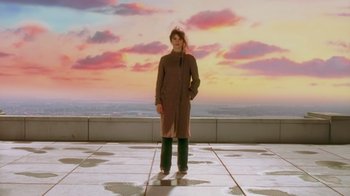 Movie still from “Vanilla Sky” (2001), directed by Cameron Crowe – A woman standing on a tiled floor in front of a sky background; Wide shot, Low angle