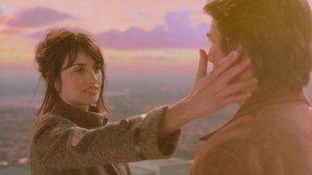 Movie still from “Vanilla Sky” (2001), directed by Cameron Crowe – A man and a woman are touching their hands together; Close Up shot, Over the shoulder angle