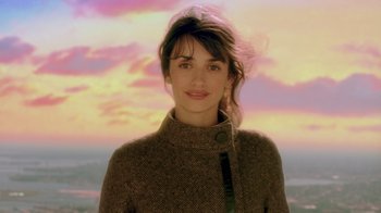 Movie still from “Vanilla Sky” (2001), directed by Cameron Crowe – A woman in a brown jacket is smiling for the camera; Close Up shot, Low angle