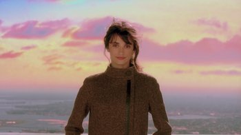Movie still from “Vanilla Sky” (2001), directed by Cameron Crowe – A woman standing in front of a sky background; Medium shot, Low angle