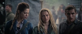 Movie still from “Warm Bodies” (2013), directed by Jonathan Levine – Two women standing next to each other in a forest; Close Up shot, Over the shoulder angle