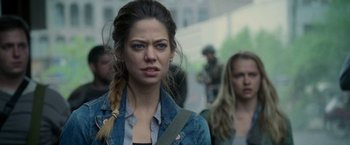 Movie still from “Warm Bodies” (2013), directed by Jonathan Levine – A woman with a braid is standing in front of a crowd; Close Up shot, Over the shoulder angle