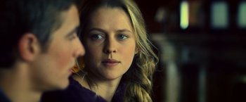 Movie still from “Warm Bodies” (2013), directed by Jonathan Levine – A person with long blonde hair; Close Up shot, Over the shoulder angle