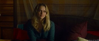 Movie still from “Warm Bodies” (2013), directed by Jonathan Levine – A woman sitting on top of a couch in front of a window; Close Up shot, Over the shoulder angle