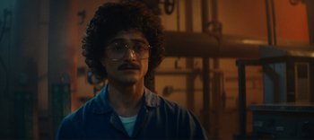 Movie still from “Weird: The Al Yankovic Story” (2022), directed by Eric Appel – A man with a beard and glasses is looking at the camera; Close Up shot, Over the shoulder angle