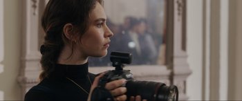 Movie still from “What's Love Got to Do with It?” (2022), directed by Shekhar Kapur – A woman is holding a camera in her hand; Close Up shot, Over the shoulder angle