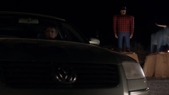 Movie still from “Fargo” (2014), created by Noah Hawley – A man standing in front of a car at night; Wide shot, Over the shoulder angle