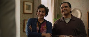 Movie still from “Yesterday” (2019), directed by Danny Boyle – A woman standing next to a man in a living room; Medium shot, Over the shoulder angle