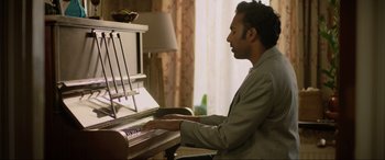 Movie still from “Yesterday” (2019), directed by Danny Boyle – A man sitting at a piano in front of a window; Medium shot, Over the shoulder angle