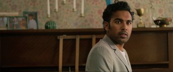 Movie still from “Yesterday” (2019), directed by Danny Boyle – A person wearing a suit and tie; Close Up shot, Over the shoulder angle