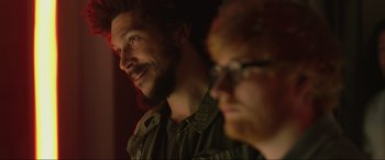 Movie still from “Yesterday” (2019), directed by Danny Boyle – A man and a woman are smiling for the camera; Close Up shot, Over the shoulder angle