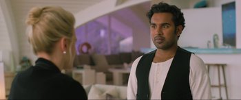 Movie still from “Yesterday” (2019), directed by Danny Boyle – A man and a woman are talking in a room; Close Up shot, Over the shoulder angle