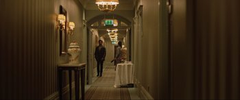 Movie still from “Yesterday” (2019), directed by Danny Boyle – Two people are standing in a hallway of a hotel; Wide shot, Over the shoulder angle