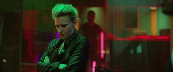 Movie still from “Yesterday” (2019), directed by Danny Boyle – A woman in a leather jacket standing in a room; Close Up shot, Over the shoulder angle