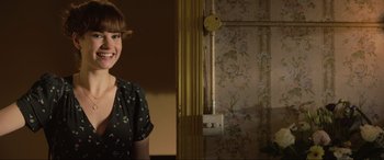 Movie still from “Yesterday” (2019), directed by Danny Boyle – A woman standing next to a wall in a room; Close Up shot, Over the shoulder angle