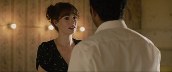 Movie still from “Yesterday” (2019), directed by Danny Boyle – A woman standing in front of a man in front of a mirror; Close Up shot, Over the shoulder angle