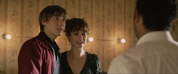 Movie still from “Yesterday” (2019), directed by Danny Boyle – A man and a woman standing next to each other; Close Up shot, Over the shoulder angle