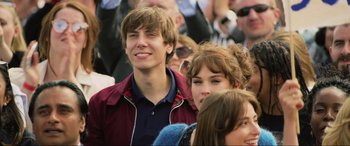 Movie still from “Yesterday” (2019), directed by Danny Boyle – A man and a woman standing next to each other in a crowd; Close Up shot, Over the shoulder angle