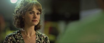 Movie still from “Yesterday” (2019), directed by Danny Boyle – A person wearing a necklace; Close Up shot, Over the shoulder angle