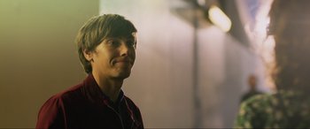 Movie still from “Yesterday” (2019), directed by Danny Boyle – A young man is looking at the camera; Close Up shot, Over the shoulder angle