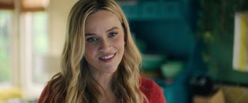 Movie still from “Your Place or Mine” (2023), directed by Aline Brosh McKenna – A person with long blonde hair; Close Up shot, Over the shoulder angle