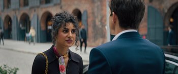 Movie still from “Your Place or Mine” (2023), directed by Aline Brosh McKenna – A woman wearing a neck tie talking to a man in a suit; Close Up shot, Over the shoulder angle