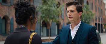 Movie still from “Your Place or Mine” (2023), directed by Aline Brosh McKenna – A man in a blue suit talking to a woman in a white shirt; Close Up shot, Over the shoulder angle