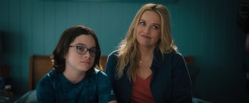 Movie still from “Your Place or Mine” (2023), directed by Aline Brosh McKenna – Two women sitting next to each other in front of a blue wall; Close Up shot, Over the shoulder angle