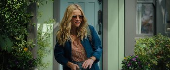 Movie still from “Your Place or Mine” (2023), directed by Aline Brosh McKenna – A woman in a blue jacket and sunglasses; Medium shot, Over the shoulder angle
