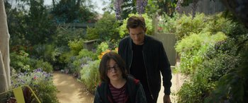 Movie still from “Your Place or Mine” (2023), directed by Aline Brosh McKenna – A man and a woman are walking in a garden; Medium shot, Over the shoulder angle