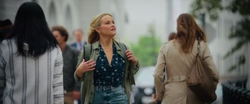 Movie still from “Your Place or Mine” (2023), directed by Aline Brosh McKenna – A woman is walking down the street with her hands in her pockets; Medium shot, Over the shoulder angle