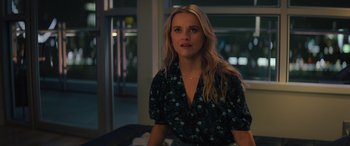 Movie still from “Your Place or Mine” (2023), directed by Aline Brosh McKenna – A woman with long blonde hair sitting in a room; Close Up shot, Over the shoulder angle