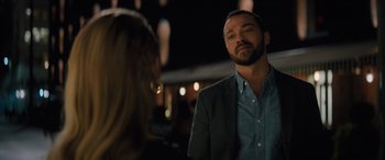 Movie still from “Your Place or Mine” (2023), directed by Aline Brosh McKenna – A man and a woman are talking to each other; Close Up shot, Over the shoulder angle