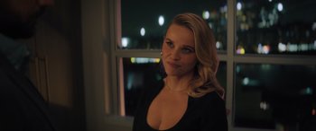 Movie still from “Your Place or Mine” (2023), directed by Aline Brosh McKenna – A beautiful blonde woman in front of a window at night; Close Up shot, Over the shoulder angle