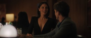 Movie still from “Your Place or Mine” (2023), directed by Aline Brosh McKenna – A woman in a black dress talking to a man in a suit; Medium shot, Over the shoulder angle