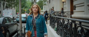 Movie still from “Your Place or Mine” (2023), directed by Aline Brosh McKenna – A young woman is walking down the sidewalk; Medium shot, Over the shoulder angle