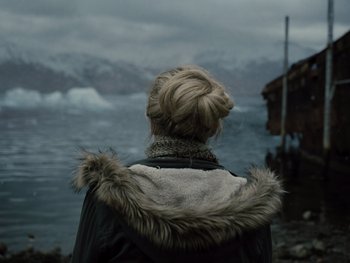 Movie still from “Zack Snyder's Justice League” (2021), directed by Zack Snyder – A woman wearing a fur coat looking out at the ocean; Close Up shot, Over the shoulder angle
