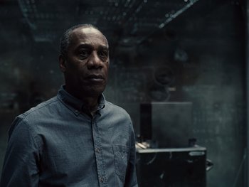 Movie still from “Zack Snyder's Justice League” (2021), directed by Zack Snyder – A man standing in front of a wall; Close Up shot, Low angle