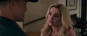 Movie still from “Zombieland: Double Tap” (2019), directed by Ruben Fleischer – A young blonde woman is looking at a man; Close Up shot, Over the shoulder angle