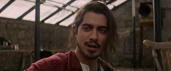 Movie still from “Zombieland: Double Tap” (2019), directed by Ruben Fleischer – A person with long hair; Close Up shot, Over the shoulder angle